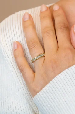 ZINZI goldplated zilveren multi-look ring met speelse structuur en een rij witte zirkonia's als middenbaan ZIR2834Y