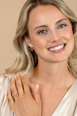 ZINZI gold plated zilveren multi-look ring (9mm breed) met 3 rijen, bezet met groene kleurstenen en witte zirconia's ZIR2646G