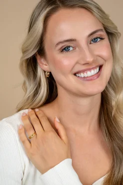 ZINZI gold plated zilveren ring (5mm breed) met een gevlochten Infinity teken in lijnen motief ZIR2684