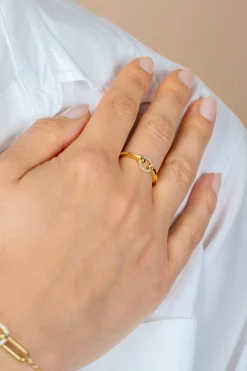 ZINZI goldplated zilveren ring met open ronde vorm bezet met witte zirkonia's ZIR2809