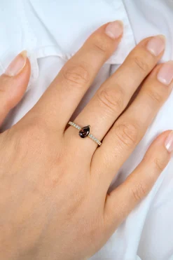 ZINZI goldplated zilveren ring met bruine druppelvormige kleursteen en rijzetting bezet met witte zirconia's ZIR2804