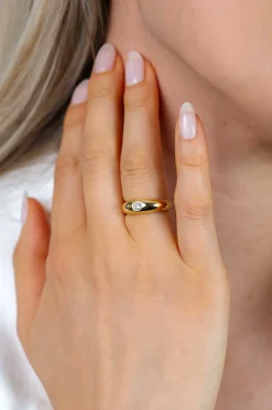 ZINZI gold plated zilveren ring (6mm) met een brede gladde organische vorm en bezet met een ronde witte zirkonia ZIR2898