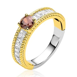 ZINZI gold plated zilveren ring met een bruine kleursteen, een rij baguette geslepen witte zirkonia’s en sierlijke randafwerking ZIR2880