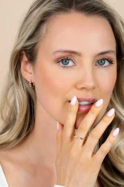 ZINZI gold plated zilveren ring met een sierlijk golvend design, subtiel bezet met witte zirkonia’s ZIR2875