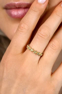 ZINZI gold plated zilveren ring met een rij roosjes bezet met witte zirkonia’s in het midden ZIR2873Y
