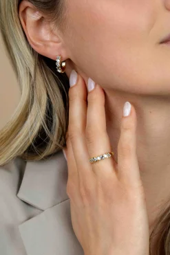 ZINZI goldplated zilveren ring bezet met baguette-geslepen zirkonia’s in een modern lijnenspel ZIR2829