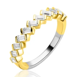 ZINZI goldplated zilveren ring bezet met baguette-geslepen zirkonia’s in een modern lijnenspel ZIR2829