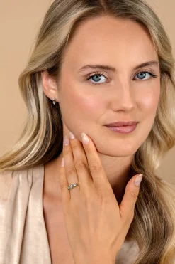 ZINZI gold plated zilveren ring met zettingen in peer, rechthoek en driehoeksvorm bezet met witte en groene kleurstenen ZIR2630G