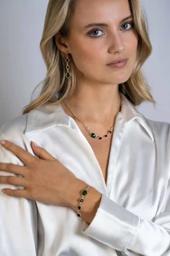 ZINZI gold plated zilveren schakel ketting 45cm met drie ronde zettingen zwart en ovale zetting groen 42-45cm ZIC2389