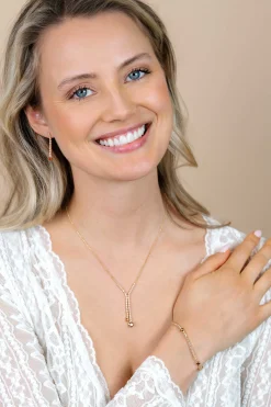 ZINZI gold plated zilveren tennisarmband 2,1mm breed bezet met champagnekleurige zirkonia’s in verfijnde rijzetting, afgewisseld met drie grotere donkerbruine kleurstenen (4,3mm) in chatonzetting ZIA2894C