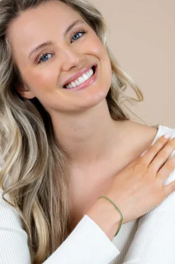 ZINZI gold plated zilveren tennis armband 2,1mm breed met rijzetting smaragdgroene zirkonia's ZIA2892G