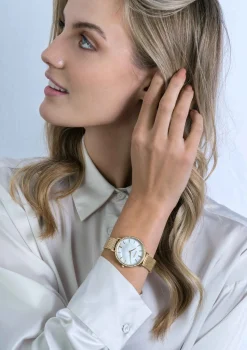 ZINZI horloge GRACE 34mm wit parelmoer wijzerplaat, rondom bezet met witte crystals,  goudkleurige stalen kast en band ziw1334