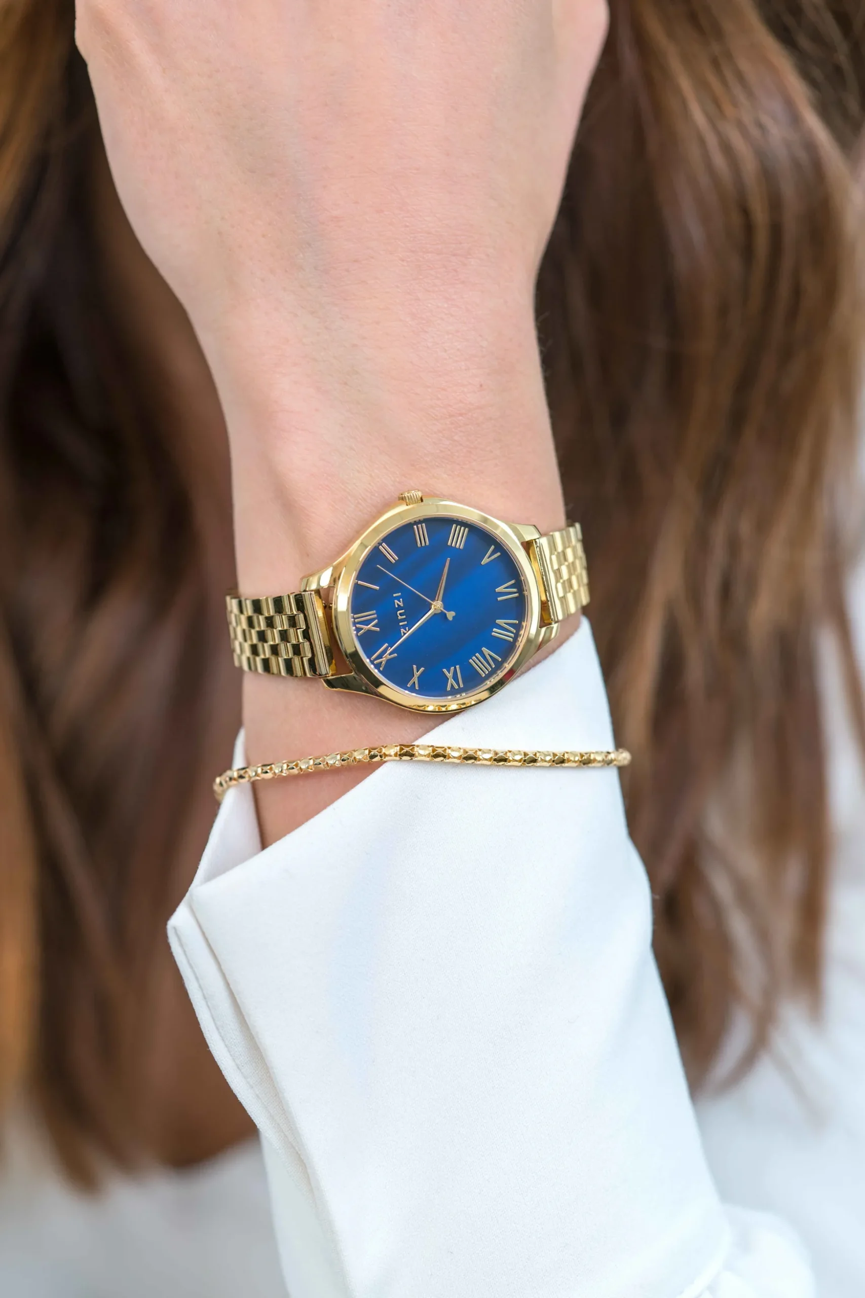 ZINZI horloge JULIA 34mm donkerblauwe parelmoer wijzerplaat romeinse cijfers goudkleurige stalen kast en band ziw1147