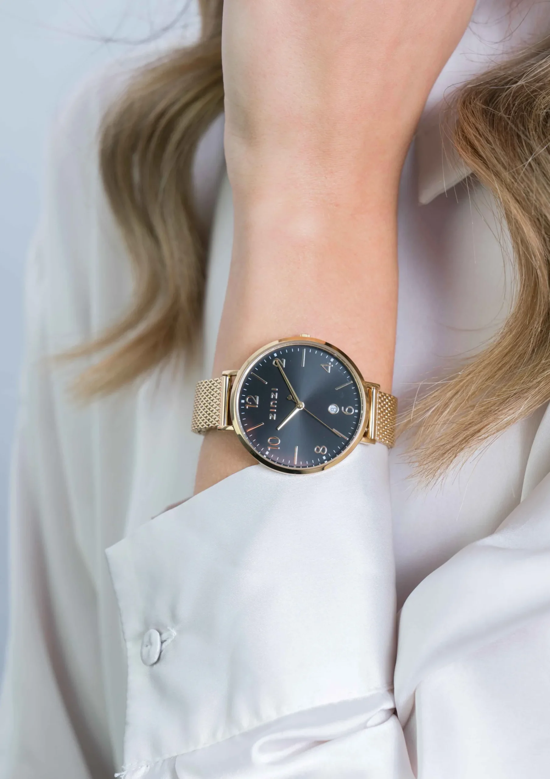 ZINZI horloge SOPHIE zwarte wijzerplaat met datum, goudkleurige kast 38mm, stalen mesh band 14mm ZIW1443