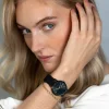 ZINZI Roman horloge 34mm zwarte wijzerplaat, zwarte kast met geelvergulde wijzers zwarte stalen mesh band extra dun ZIW549M