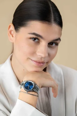 ZINZI Solaris horloge met blauwe wijzerplaat, stalen kast 35mm en stalen band met clip-sluiting. Het Japanse uurwerk loopt op zon- en kunstlicht ZIW2155