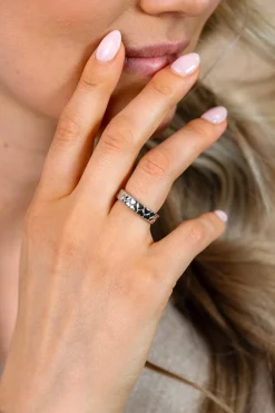 ZINZI zilveren brede ring met twee rijen aaneengeschakelde gladde hartjes ZIR2882