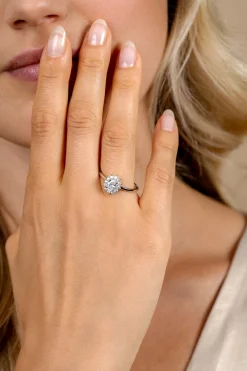 ZINZI zilveren entourage verlovingsring met een grote ovale witte zirkonia (11mm) en klein hartje aan de zijkant ZIR2699