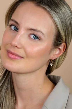 ZINZI zilveren geelvergulde letter oorbedel N per stuk geprijsd ZICH2145N. (zonder oorringen).