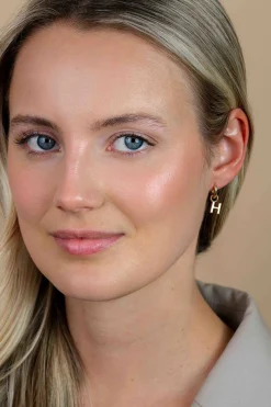 ZINZI zilveren geelvergulde letter oorbedel H per stuk geprijsd ZICH2145H. (zonder oorringen).