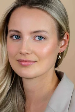 ZINZI zilveren geelvergulde letter oorbedel A per stuk geprijsd ZICH2145A. (zonder oorringen).