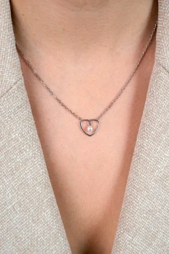 ZINZI zilveren ketting met opengewerkt hart (12mm) en bungelend witte parelhanger 42-45cm ZIC2865
