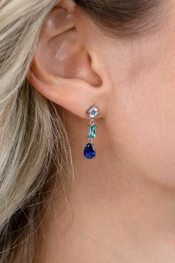 ZINZI zilveren lange oorsieraden 29mm met een prachtige combinatie van blauwe kleurstenen. In vierkant, ovaal en peervorm, afgewisseld met kleine witte zirconia's. ZIO2397