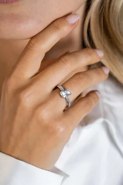 ZINZI zilveren luxe ring met rechthoekige witte zirconia in een vierpoots-zetting. De scheen heeft een multi-look uitstraling. ZIR2392