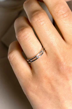 ZINZI zilveren multi-look ring, met de look van twee smalle ringen waartussen drie witte zirconia's zijn bevestigd ZIR2451