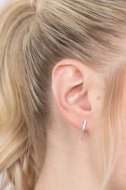 ZINZI zilveren oorknoppen met ketting staaf ZIO1688