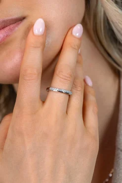 ZINZI zilveren ring bezet met een rij witte zirkonia’s in verfijnde chatonzetting met subtiel zichtbare zilveren scheen ZIR2870