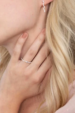 ZINZI zilveren ring golvend 'waves' wit ZIR2014