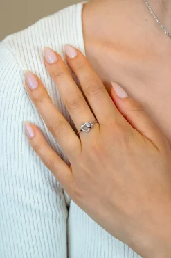 ZINZI zilveren ring 2 hartjes met elkaar verbonden, 1 hart bezet met witte zirconia's ZIR2493