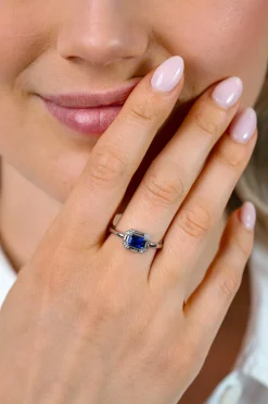 ZINZI zilveren ring met achthoekige zetting en saffierblauwe kleursteen ZIR2803B