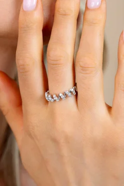 ZINZI zilveren ring met een sierlijk golvend design, bezet met witte zirkonia’s in verfijnde zetting ZIR2877