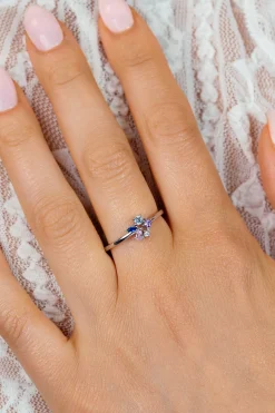 ZINZI zilveren ring met een speelse combinatie van witte, roze, paarse en blauwe kleurstenen in verschillende slijpvormen ZIR2866