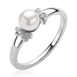 ZINZI zilveren ring met een witte parel (6mm), aan weerszijden subtiel bezet met witte zirkonia's in een strikvormige zetting ZIR2863