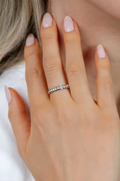 ZINZI zilveren ring met sierlijk gladde ovalen, waarbij de middelste is bezet met witte zirkonia’s ZIR2876