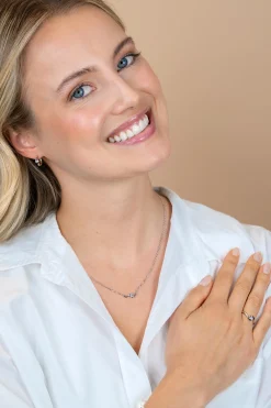 ZINZI zilveren ring (6mm breed) met ronde zirkonia, sierlijk omklemd door twee banen ZIR2766