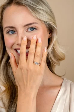 ZINZI zilveren verlovingsring met grote ovale witte zirkonia (7mm) en kleinere zirkonia's, met klein hartje aan de zijkant ZIR2698